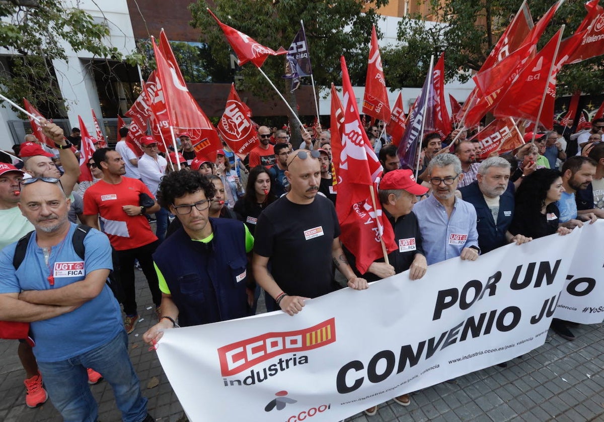 Protesta sindical frente a la patronal valenciana del metal.