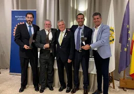 Los galardonados con el presidente del Club Rotary Xàbia.