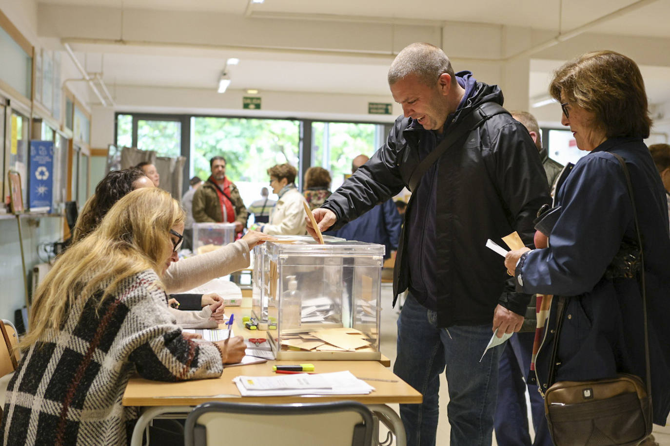 Vecinos de Valencia votando en las elecciones municipales del 28 mayo.