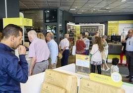 Varias personas, en una oficina de Correos de Valencia este jueves.