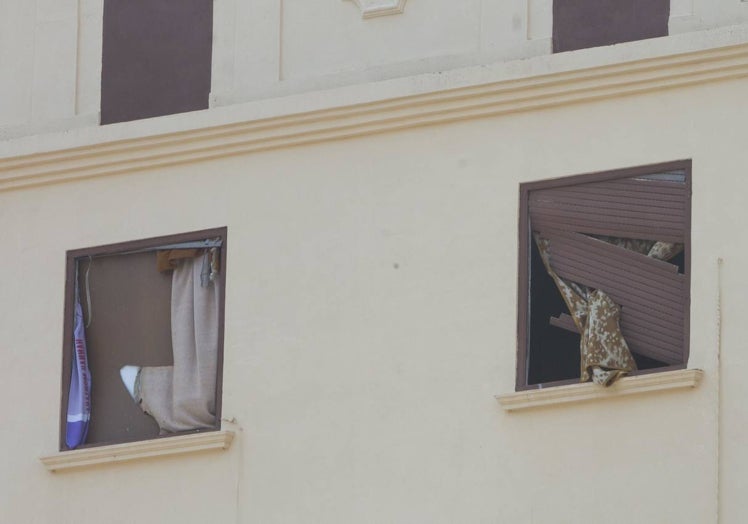 Algunas ventanas rotas por los okupas.