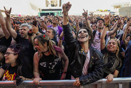 El público vibra durante el concierto de la banda sueca Ghost este jueves en la primera jornada