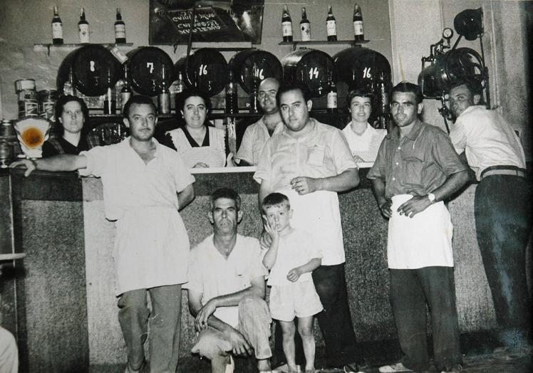 Imagen principal - Arriba, los empleados en el bar en 1955. Abajo, a la derecha, los padres de Paco. Y a la izquierda, su madre en la barra.