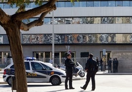 Dos policías nacionales junto al Palacio de Justicia de Castellón.