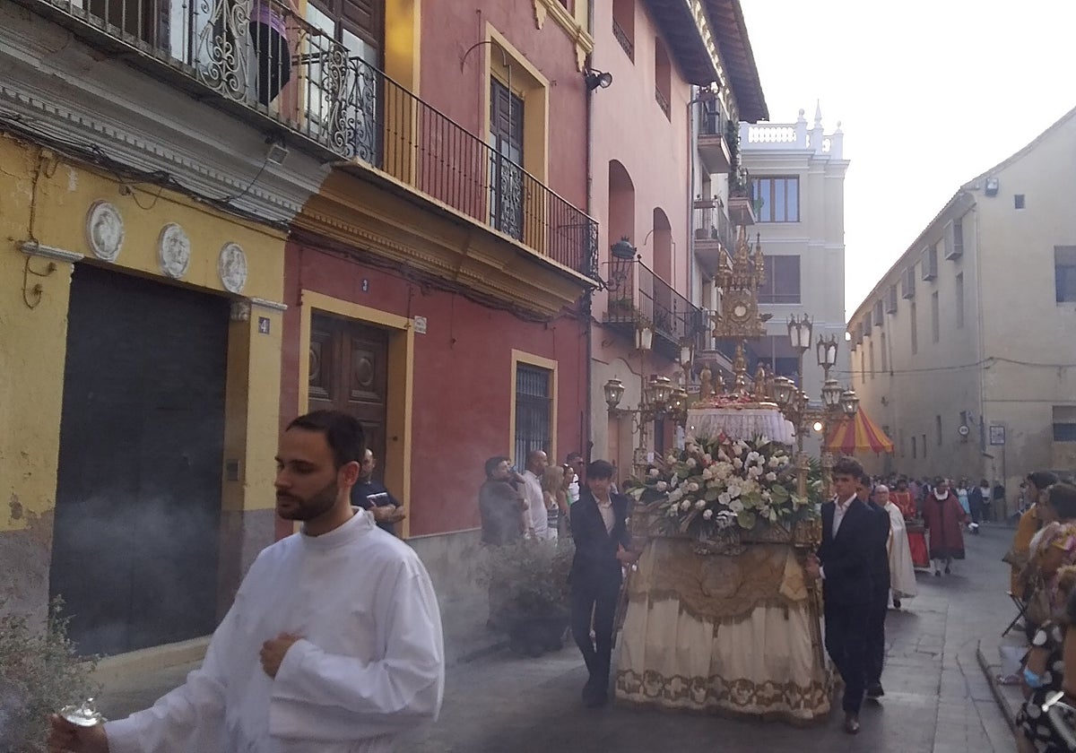 Custodia procesionando por las calles de Xàtiva.