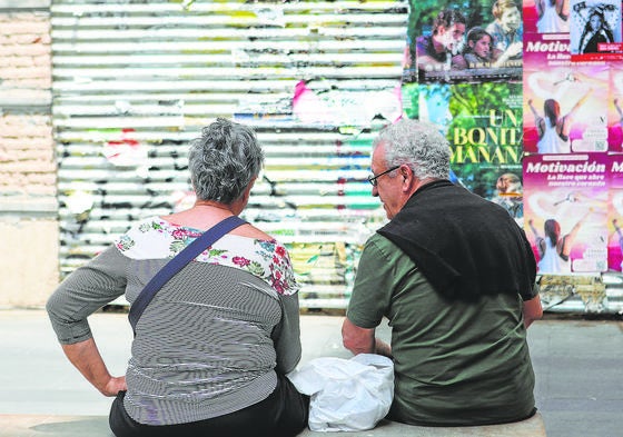 Una pareja de jubilados sentada en un banco de Valencia