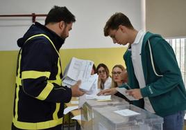 Un empleado de Correos lleva los votos por correo a un mesa electoral.