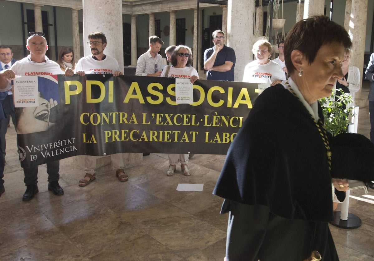 Protesta de profesorado asociado de la Universitat, el pasado septiembre.