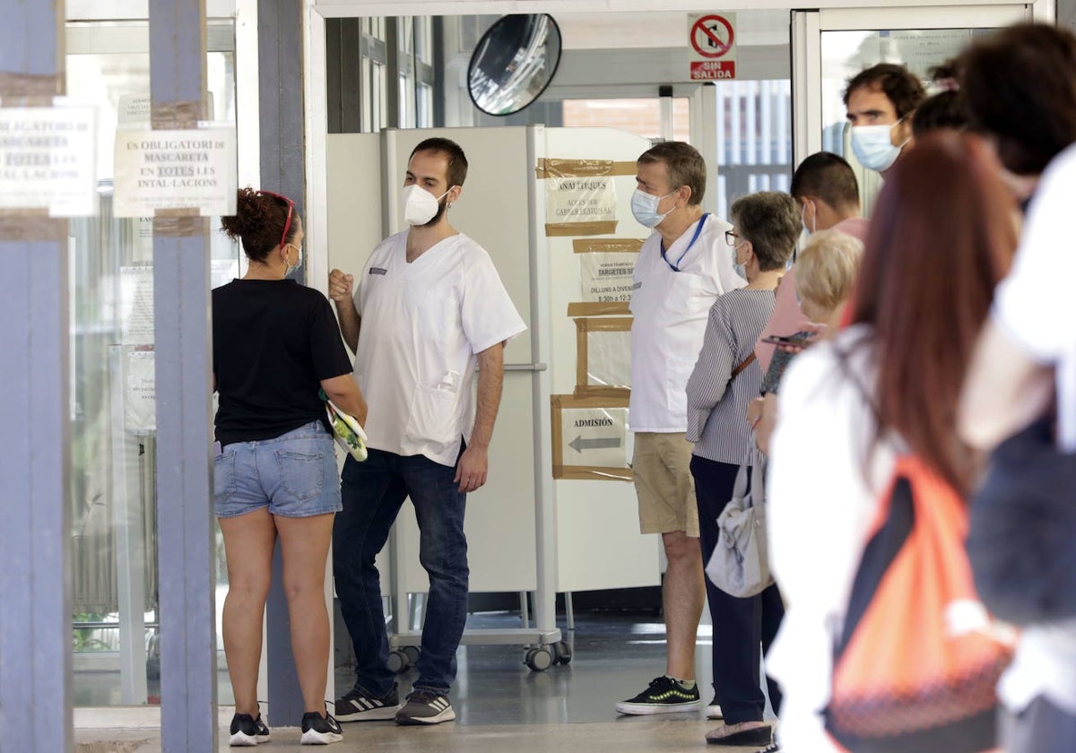 Pacientes y sanitarios en un centro de salud valenciano.