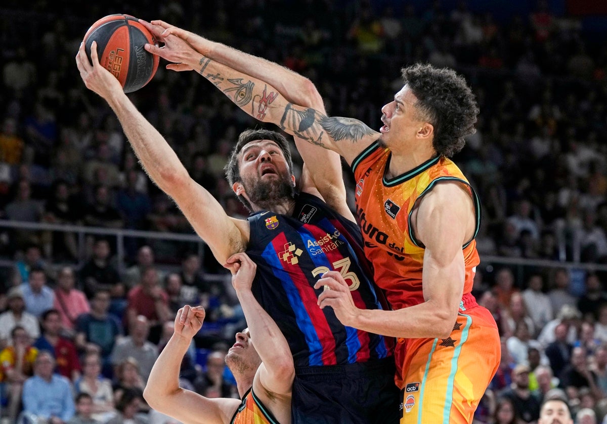 Jonah Radebaugh taponeando a Mike Tobey, ex jugador del Valencia Basket.