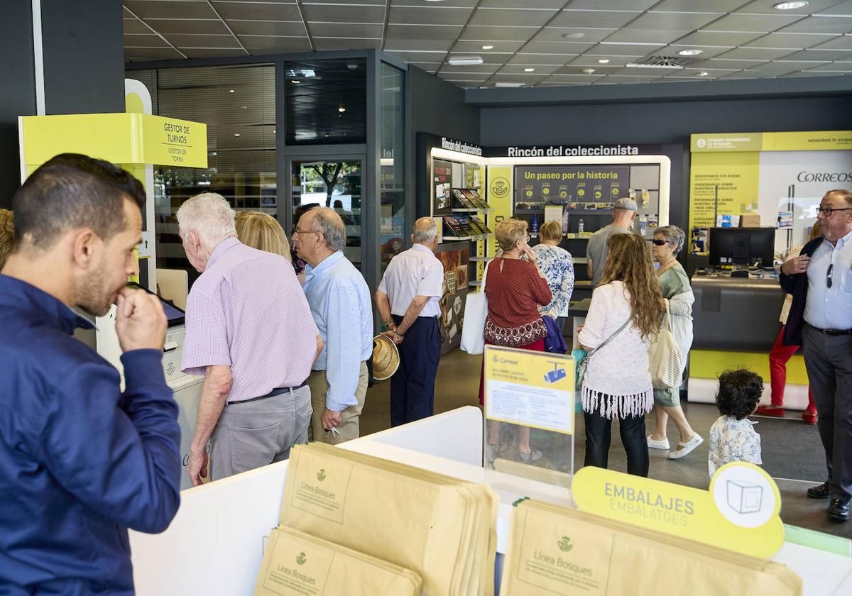 Colas para pedir el voto por correo en las distintas oficinas de Correos valencianas