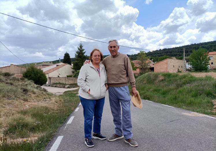 Imagen principal - Mari Carmen y Ricardo pasan largas temporadas en Arroyo Cerezo, y están encantados y felices. H. E.