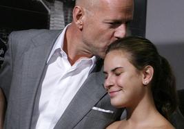 El actor Bruce Willis besa a su hija Tallulah en una imagen de archivo.