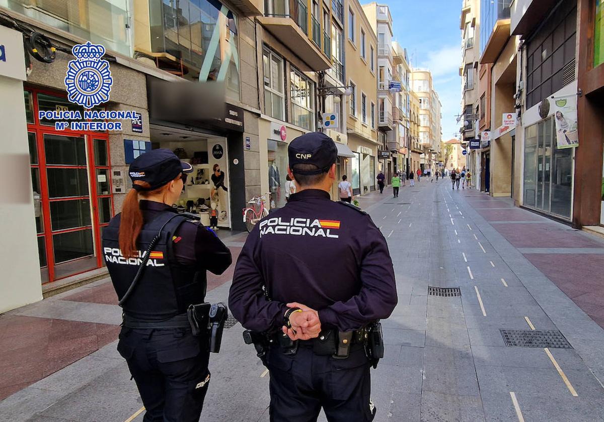 Dos agentes de la Policía Nacional en el centro de Elche, imagen de archivo.