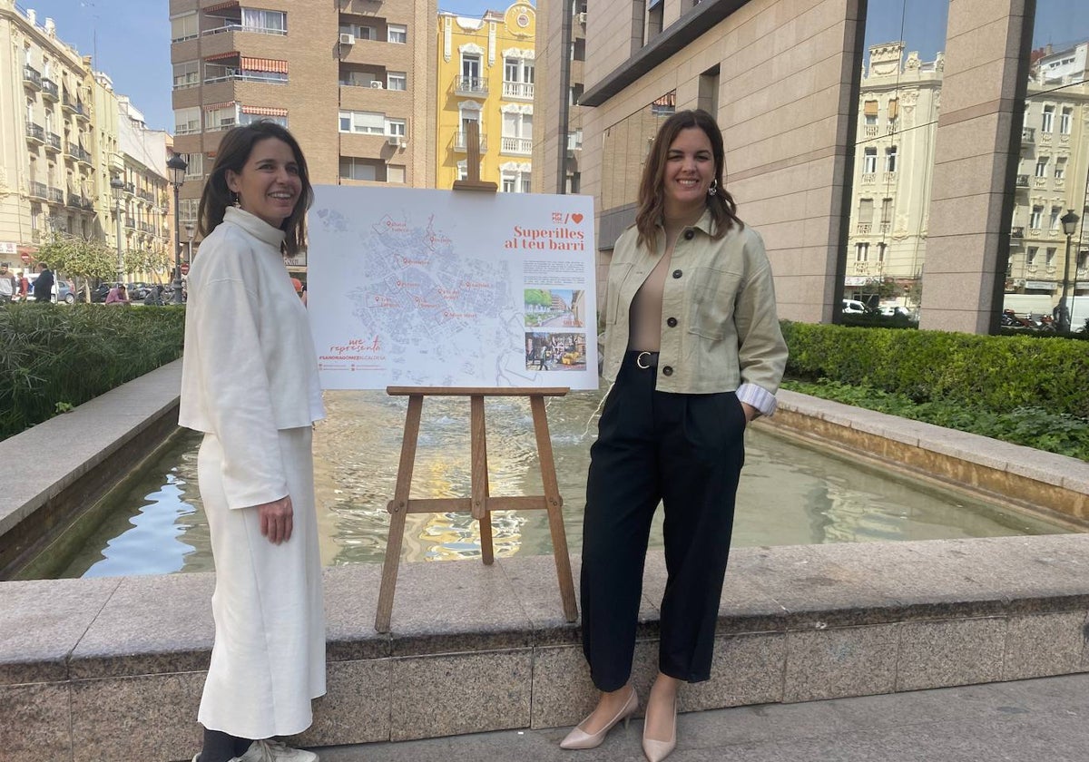 La vicealcladesa Sandra Gómez, con el cartel de la propuesta de las ocho supermanzanas, junto a la candidata del área de Movilidad, María Pérez.