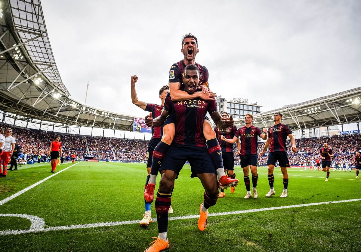 El Levante celebrando un gol de Wesley Moraes.