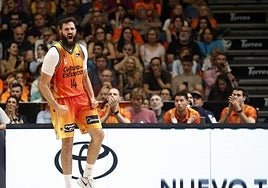 Dubljevic celebra con rabia una canasta durante el partido contra el Barcelona.