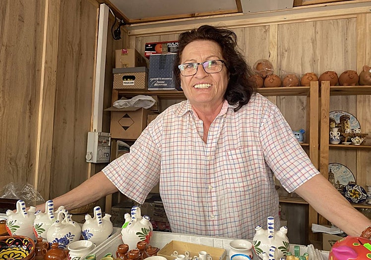 Silvia de Ambrosio, en su parada con piezas de cerámica.