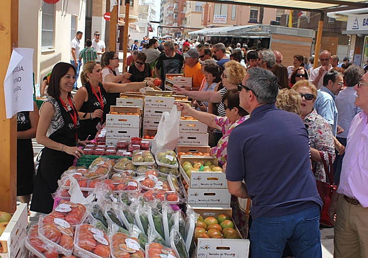Feria del tomate y mercado tradicional, en El Perelló.