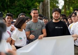 Cristiano Ronaldo junto a Kiat Lim, durante un acto de la fundación de Peter Lim en Singapur.