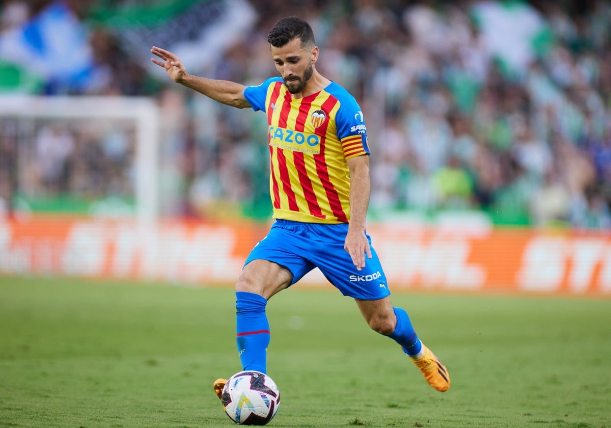 Gayà durante una acción del partido.