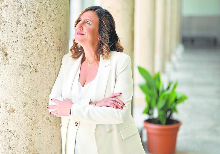 María José Catalá posa en el claustro de La Nau, ubicado en la zona de la Ciutat Vella, que le encanta.