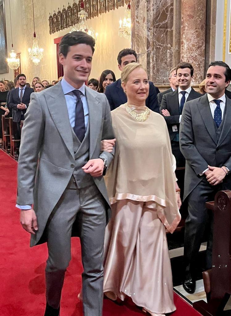 El novio, Álvaro de la Rica, entrando en la iglesia del brazo de su madre, Paula Lizarra.