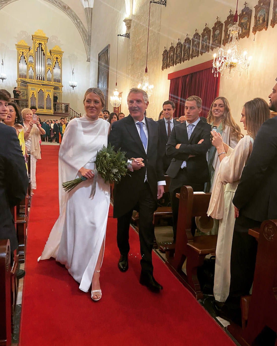 La novia, Natalia Terol, del brazo de su padre, el padrino de la boda, Pablo Terol.