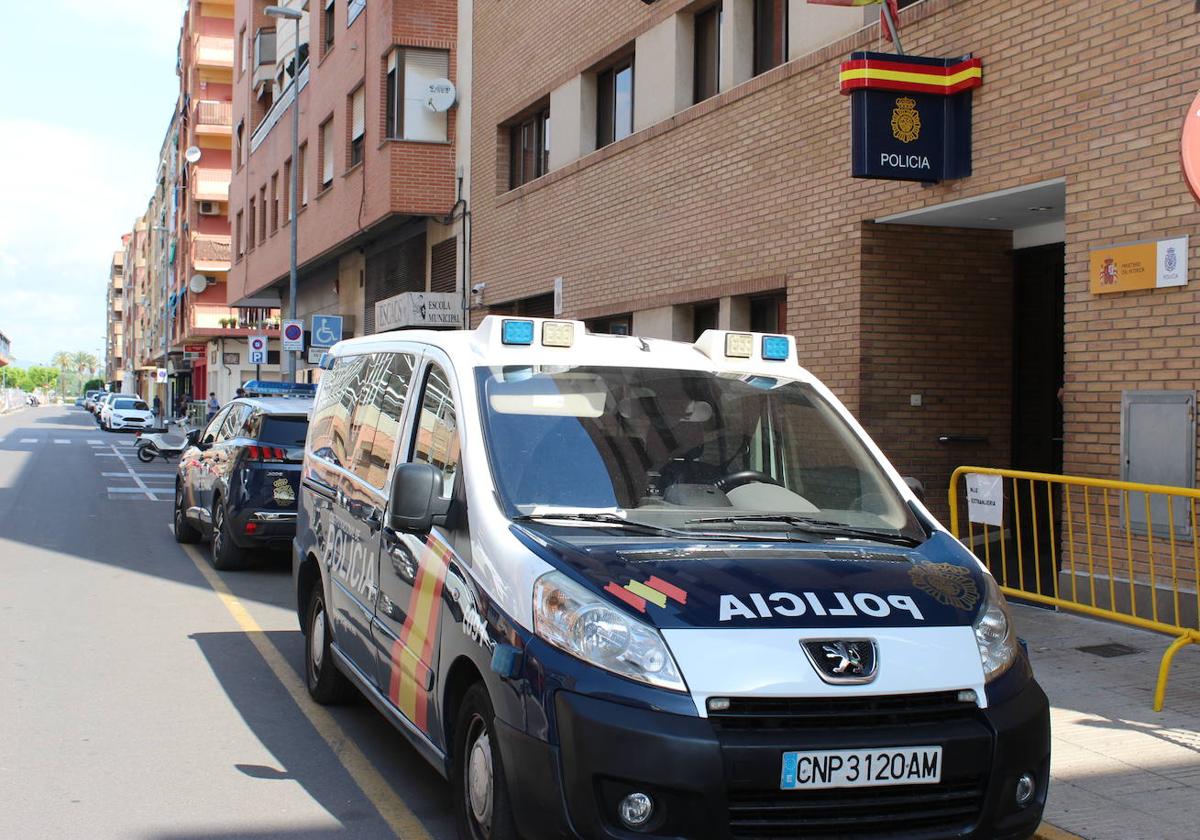 Un vehículo de la Policía Nacional en Alzira.