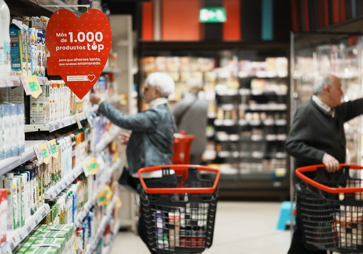 Consumidores, en un supermercado español.