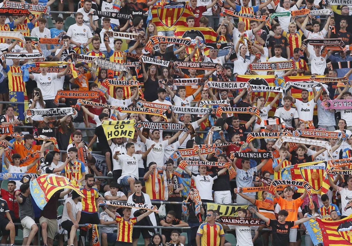 El valencianismo celebró la permanencia en las gradas del Villamarín.