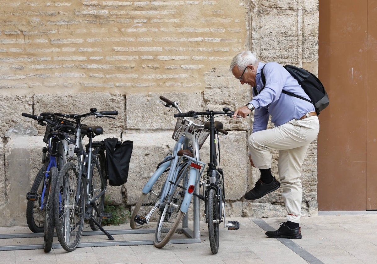 Joan Ribó aparca la bicicleta en una imagen de archivo.