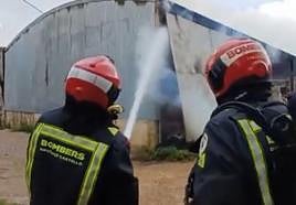 Los bomberos intentan apagar el fuego.