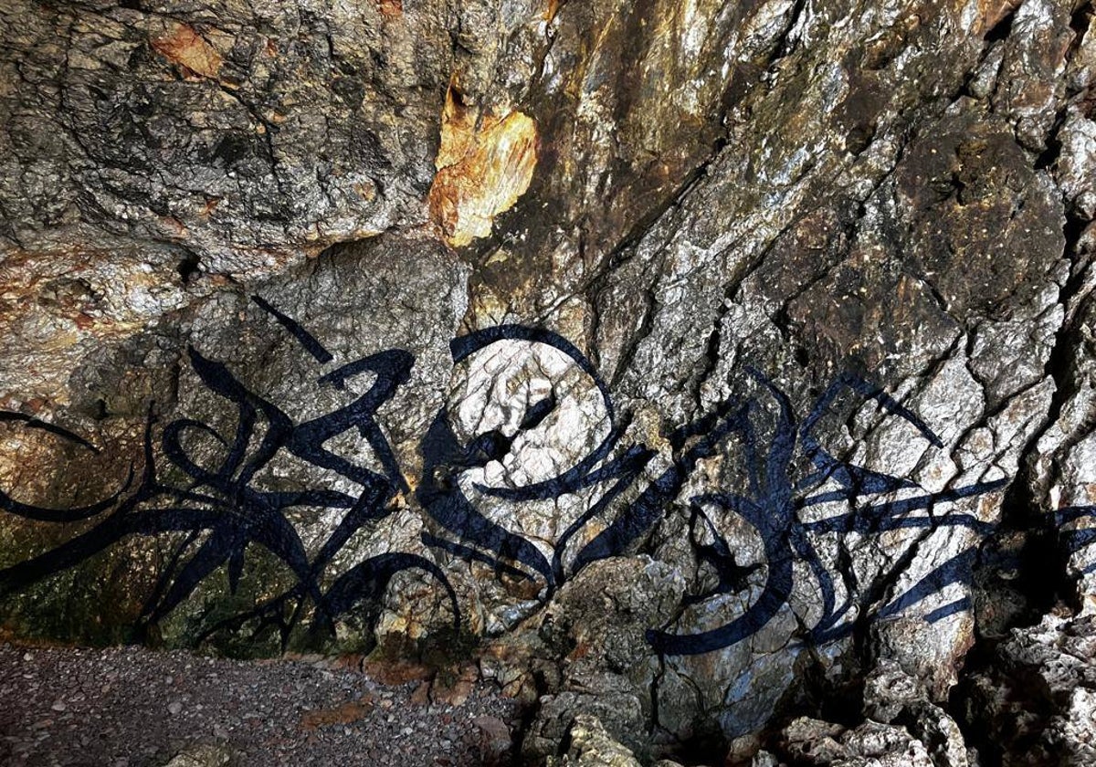 Pintadas en el interior de la cueva.