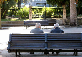 Jubilados, en un banco.