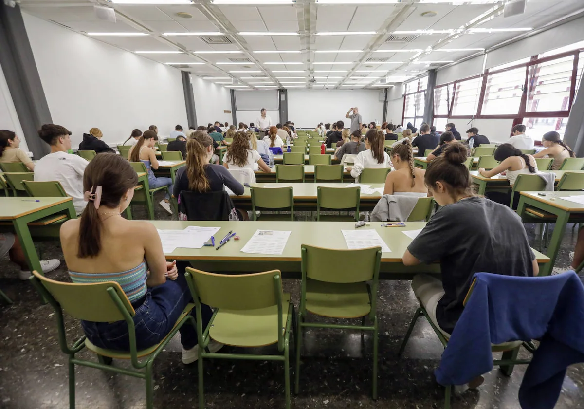 Alumnos preparados para comenzar uno de los exámenes de selectividad en un centro valenciano, este martes.