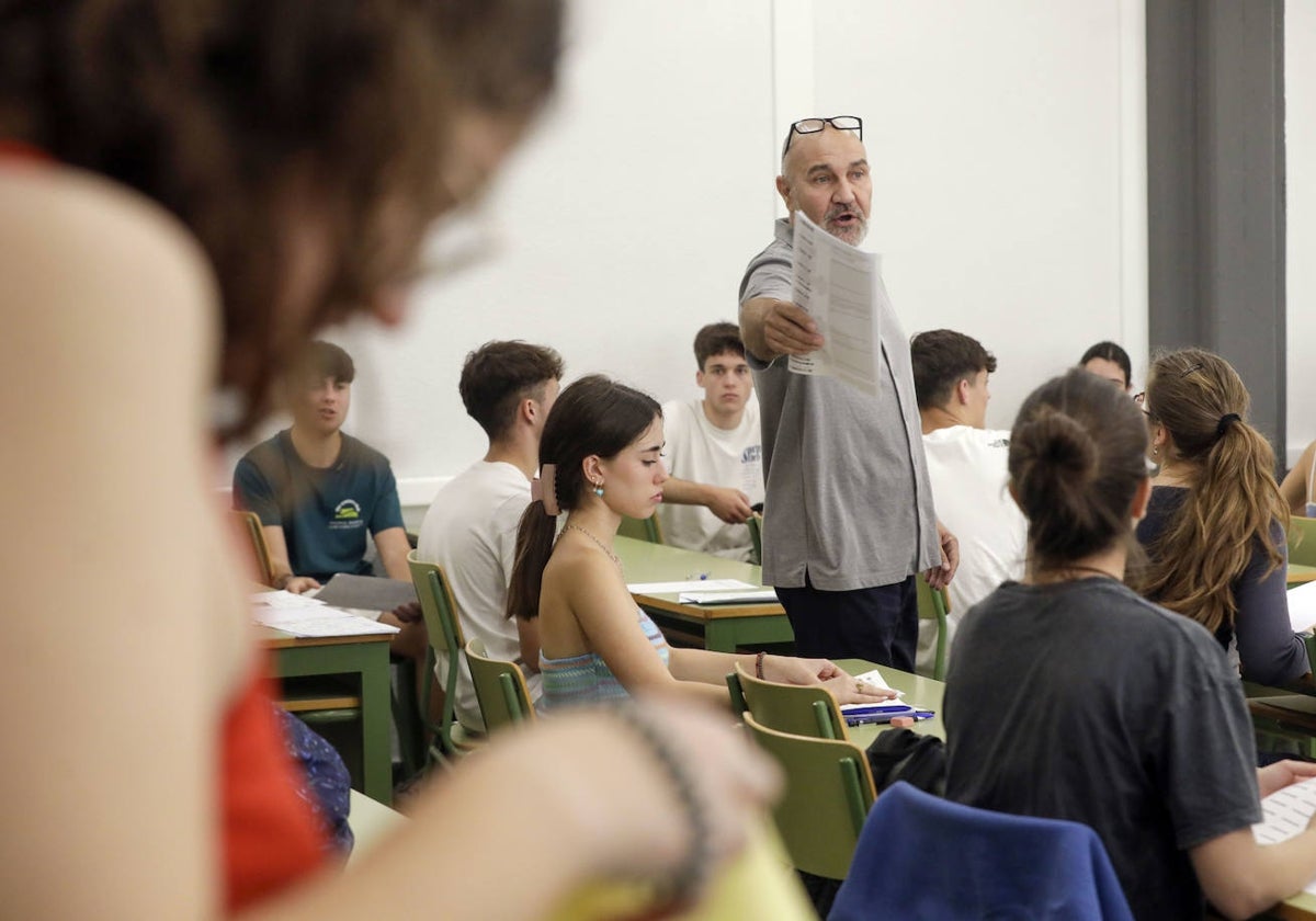 Reparto de exámenes durante la primera jornada de la selectividad.