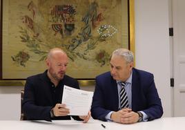 Toni Gaspar y Jesús García durante la firma.