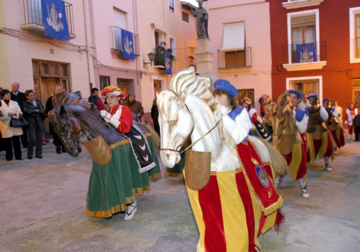 Uno de los bailes, ball dels cavallets, de la procesión del Corpus en Ontinyent.