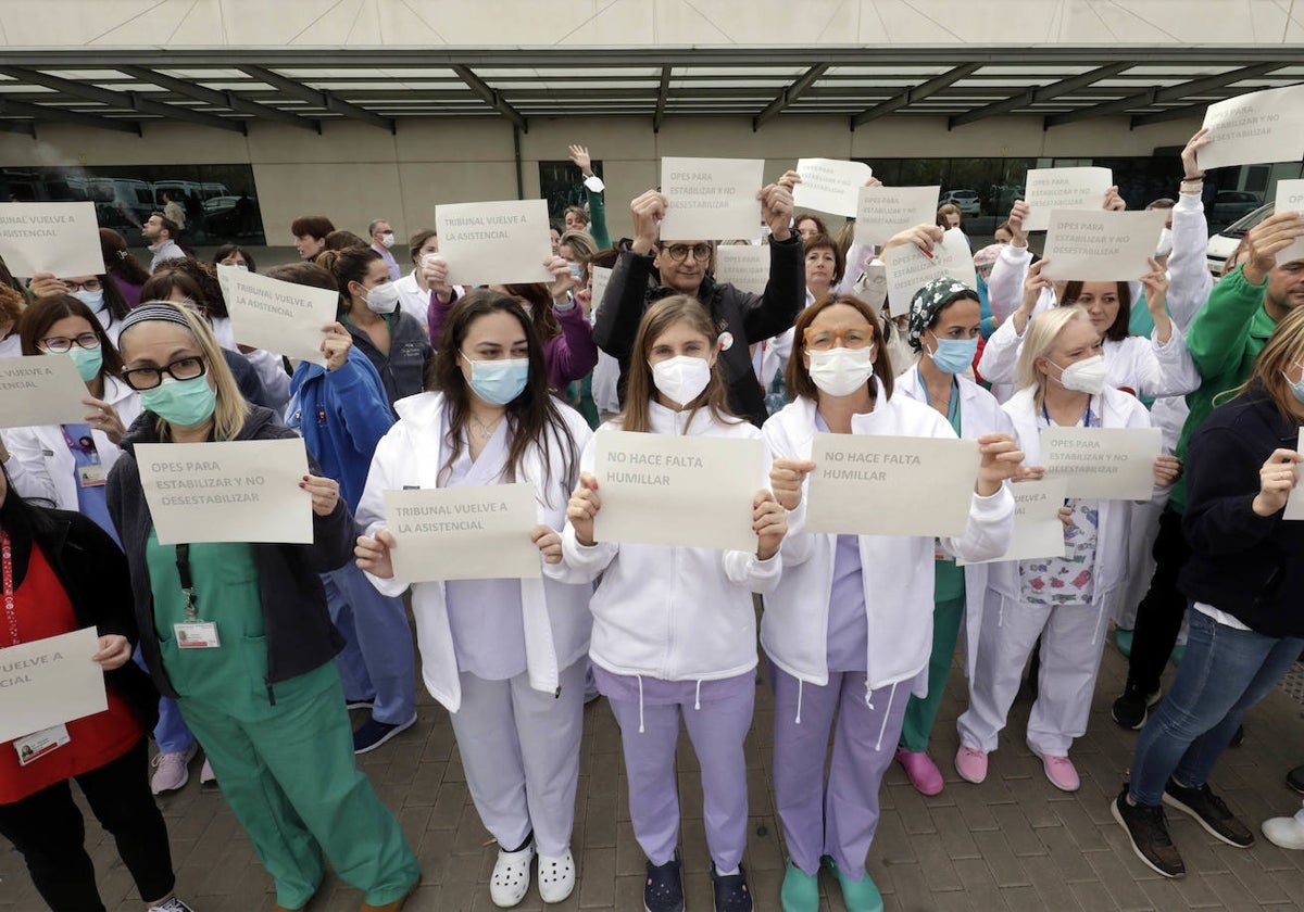 Protesta de profesionales sanitarios por la complejidad del examen para la consolidación de plazas de Enfermería.