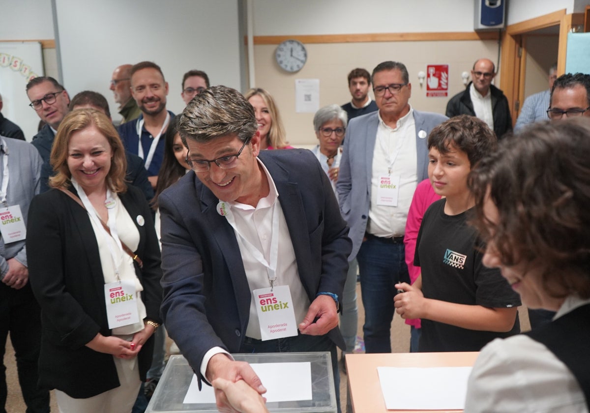 Jorge Rodríguez saluda a los miembros de la mesa electoral el pasado 28-M.