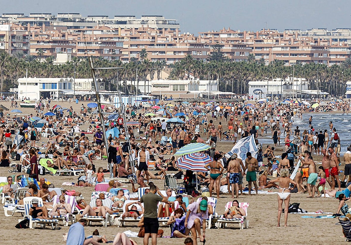 Vista de la playa de la Malvarrosa repleta de bañistas.