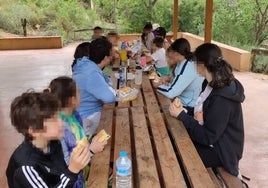 Varios niños con el síndrome de Tourette, durante una actividad de la asociación valenciana.