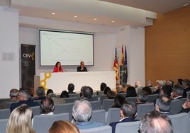 Esther Guilabert, secretaria general, y Salvador Navarro, presidente de la CEV, en la asamblea.