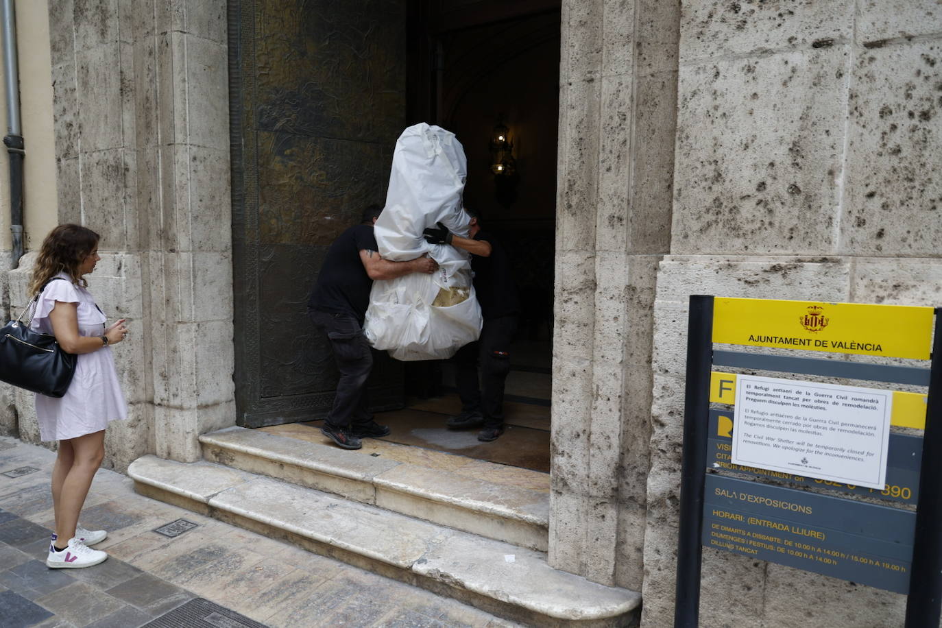 Fotos: la Virgen, trasladada al Museo Municipal de Valencia