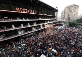 Multitudinaria concentración frente al estadio de Mestalla.