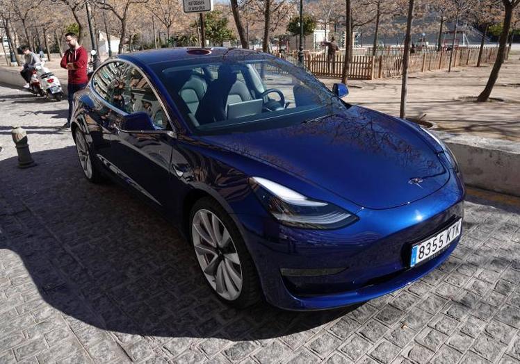 Tesla Model 3.