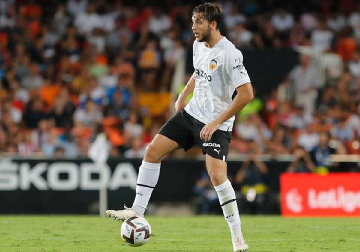 Nico González durante un partido con el Valencia.