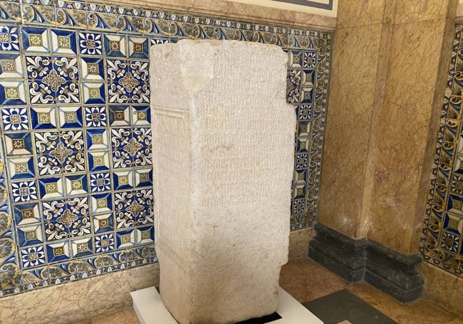 Pedestal que recoge una inscripción gótica con las obras de reforma de la Casa de la Ciudad que se llevará al Museo Histórico.