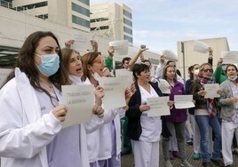Profesionales sanitarios protestan por la dificultad del examen para la consolidación de plazas de Enfermería.